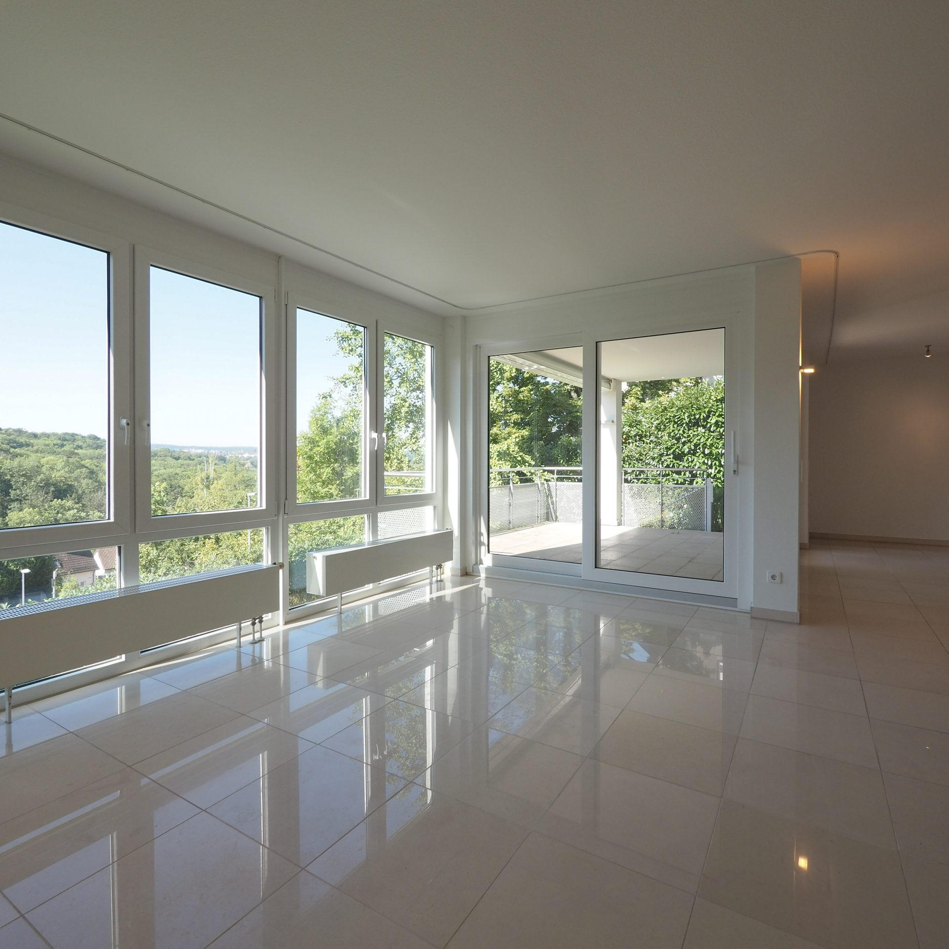 Moderne 6,5-Zimmer-Wohnung in Sonnenberg mit Garten